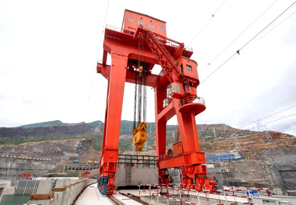 广西贺州单向与双向坝顶门机在结构上有何区别